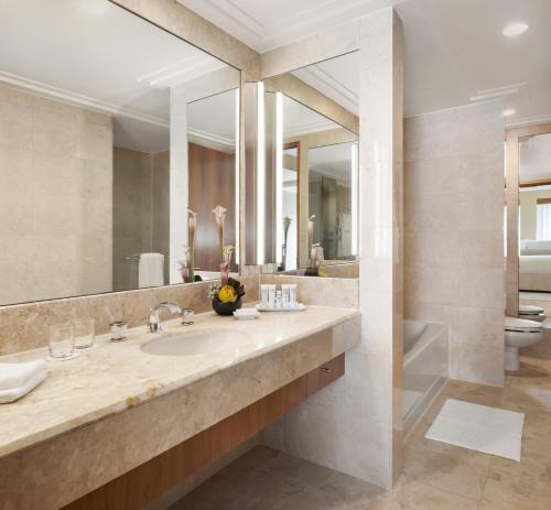 Suite Junior Deluxe con cama extragrande del hotel The Prince Kitano New York. Foto 4