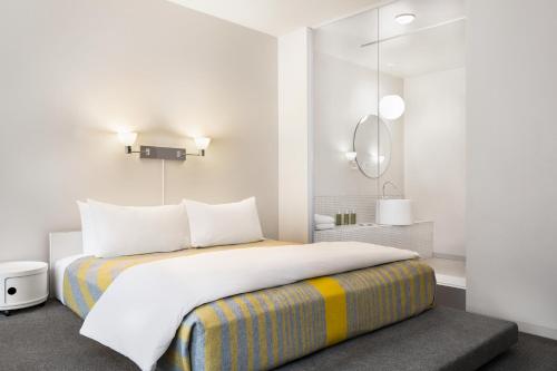 Habitación Clásica con cama extragrande del hotel The Delphi. Foto 1