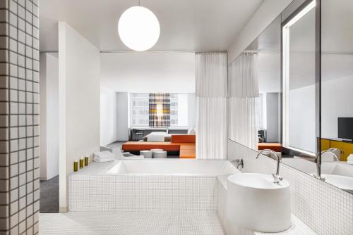 Suite Delphi con cama extragrande del hotel The Delphi. Foto 1