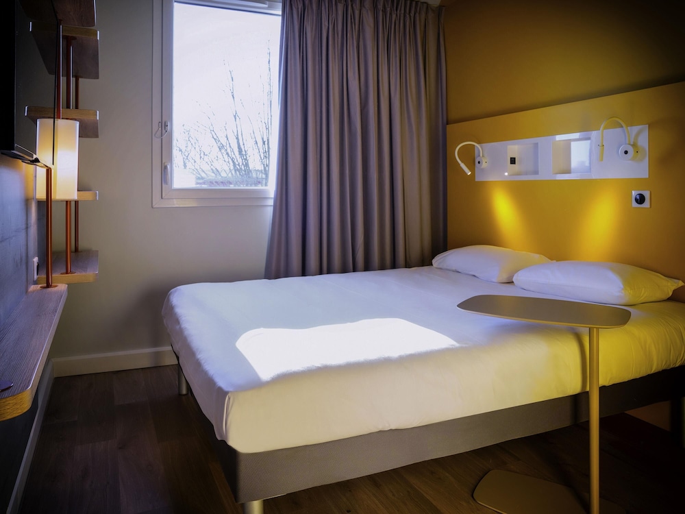 TRIPLE - Habitación con cama grande y cama retráctil del hotel Ibis Budget Reims Parc Des Expositions
