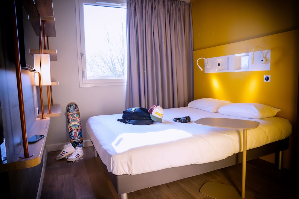 TRIPLE - Habitación con cama grande y cama retráctil del hotel Ibis Budget Reims Parc Des Expositions. Foto 1