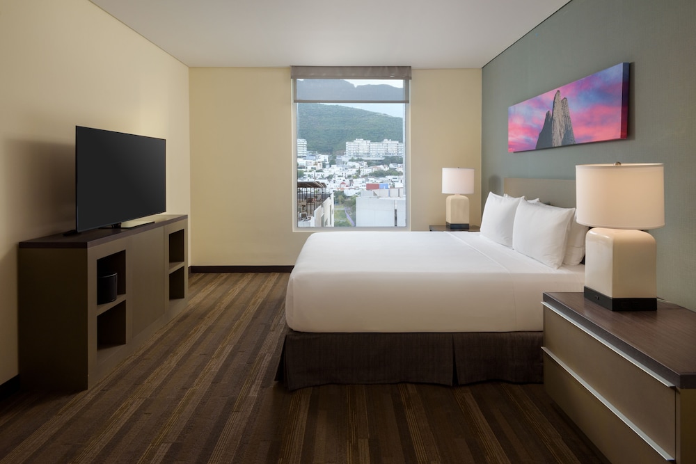 Adaptada para personas con discapacidad | Suite de un dormitorio con cama King (más sofa cama) y cocina/bañera del hotel Hyatt House Monterrey Valle-san Pedro. Foto 1