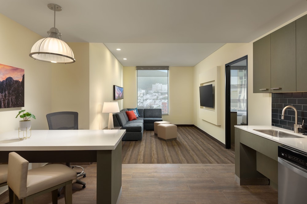Adaptada para personas con discapacidad | Suite de un dormitorio con cama King (más sofa cama) y cocina/bañera del hotel Hyatt House Monterrey Valle-san Pedro. Foto 2