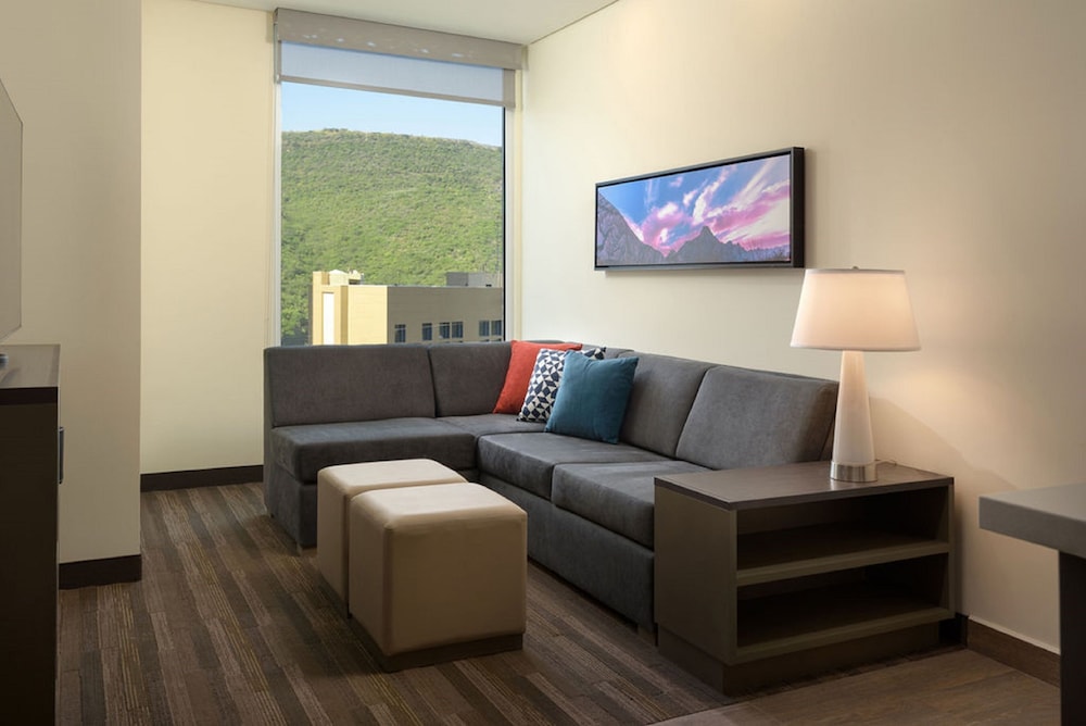 Studio cama king y cocina | Cama king (más sofá cama) del hotel Hyatt House Monterrey Valle-san Pedro. Foto 3