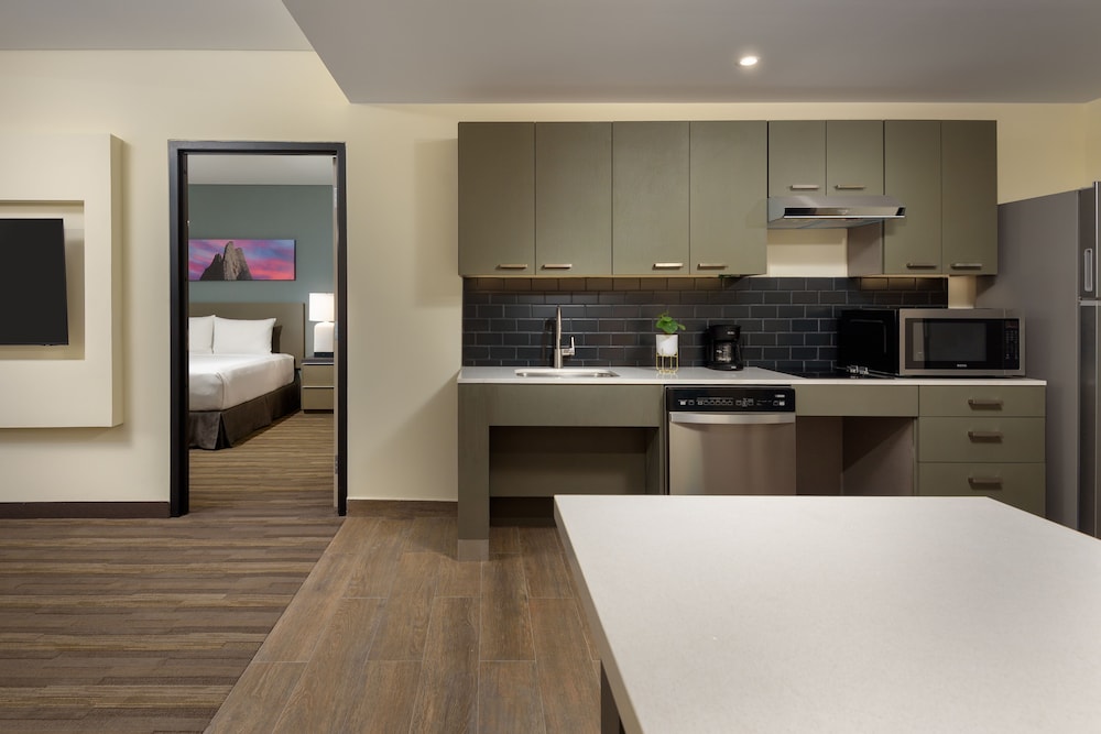 Suite con cama King y cocina | Cama King (más sofa cama) del hotel Hyatt House Monterrey Valle-san Pedro