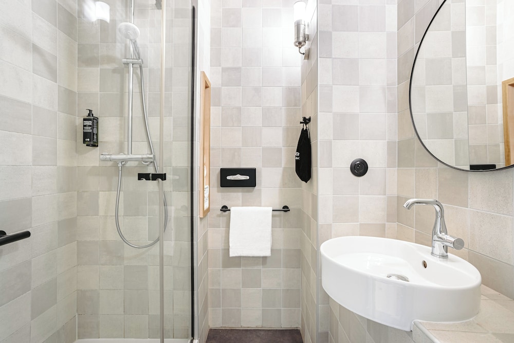 Habitacion Standard con 1 cama doble y 1 cama individual del hotel ibis Styles La Rochelle Centre Gare. Foto 3