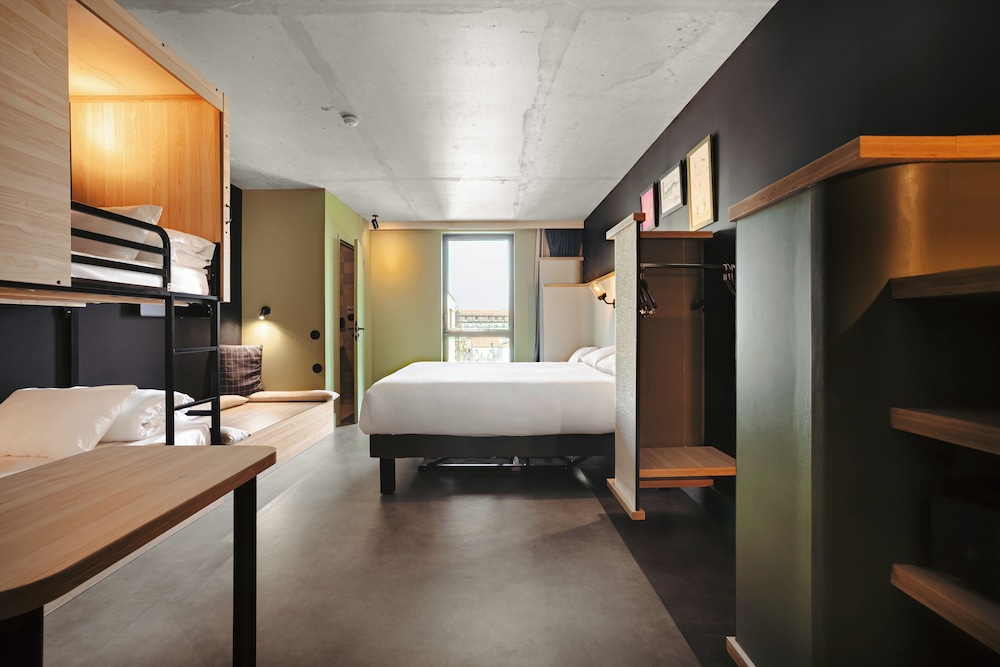 1 cama doble y 3 camas individuales. Ideal para huéspedes con limitaciones físicas del hotel ibis Styles La Rochelle Centre Gare