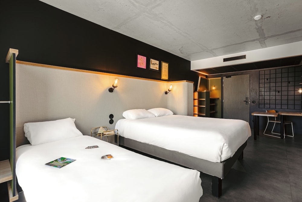 1 cama doble y 3 camas individuales. Ideal para huéspedes con limitaciones físicas del hotel ibis Styles La Rochelle Centre Gare. Foto 1
