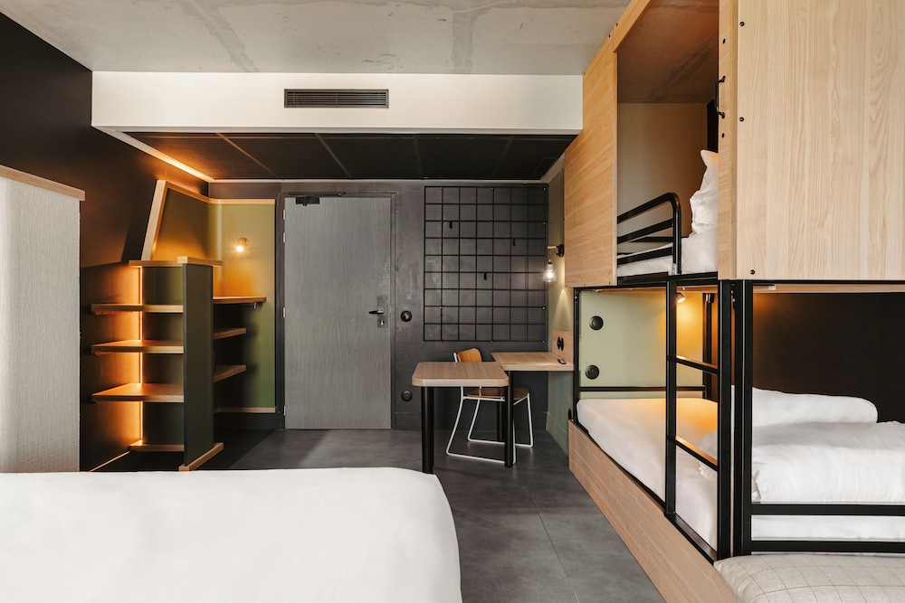 1 cama doble y 3 camas individuales. Ideal para huéspedes con limitaciones físicas del hotel ibis Styles La Rochelle Centre Gare. Foto 2
