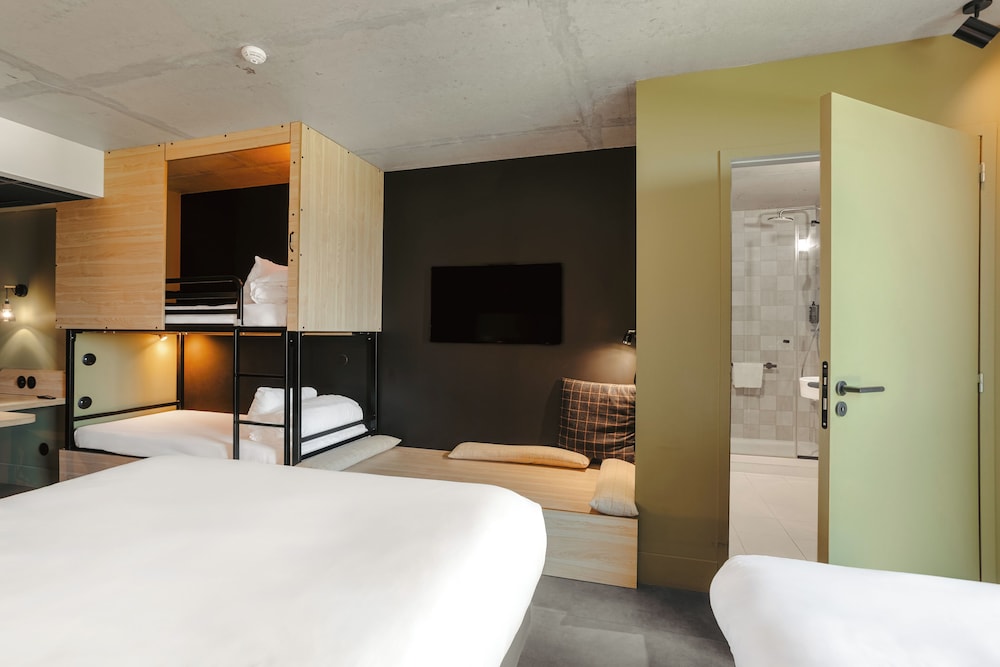 1 cama doble y 3 camas individuales. Ideal para huéspedes con limitaciones físicas del hotel ibis Styles La Rochelle Centre Gare. Foto 3