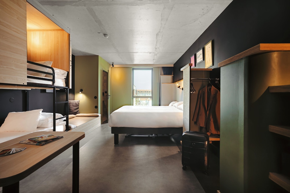 1 cama doble y 3 camas individuales. Ideal para huéspedes con limitaciones físicas del hotel ibis Styles La Rochelle Centre Gare. Foto 4