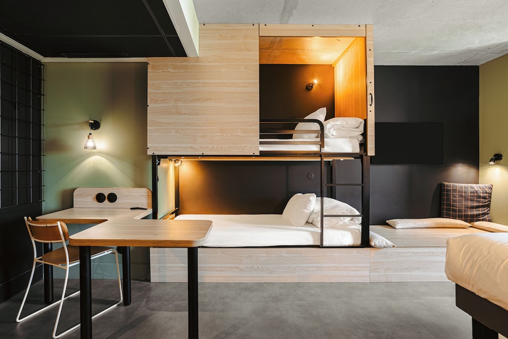 1 cama doble y 3 camas individuales. Ideal para huéspedes con limitaciones físicas del hotel ibis Styles La Rochelle Centre Gare. Foto 5
