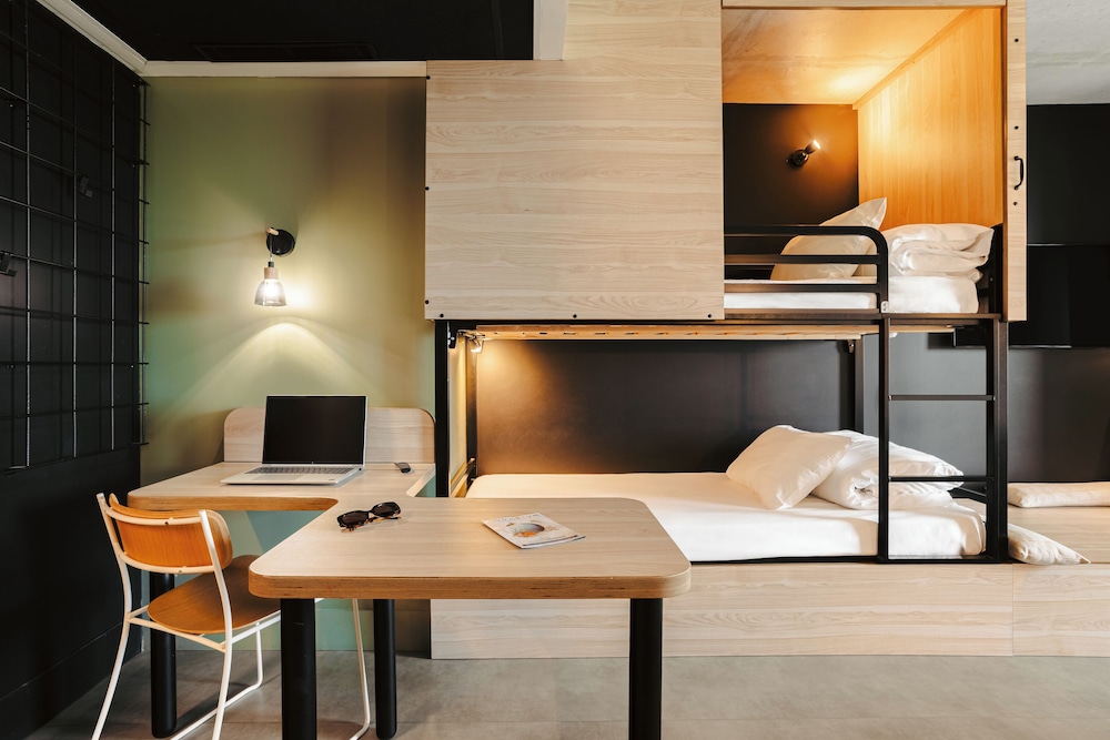 1 cama doble y 3 camas individuales. Ideal para huéspedes con limitaciones físicas del hotel ibis Styles La Rochelle Centre Gare. Foto 6