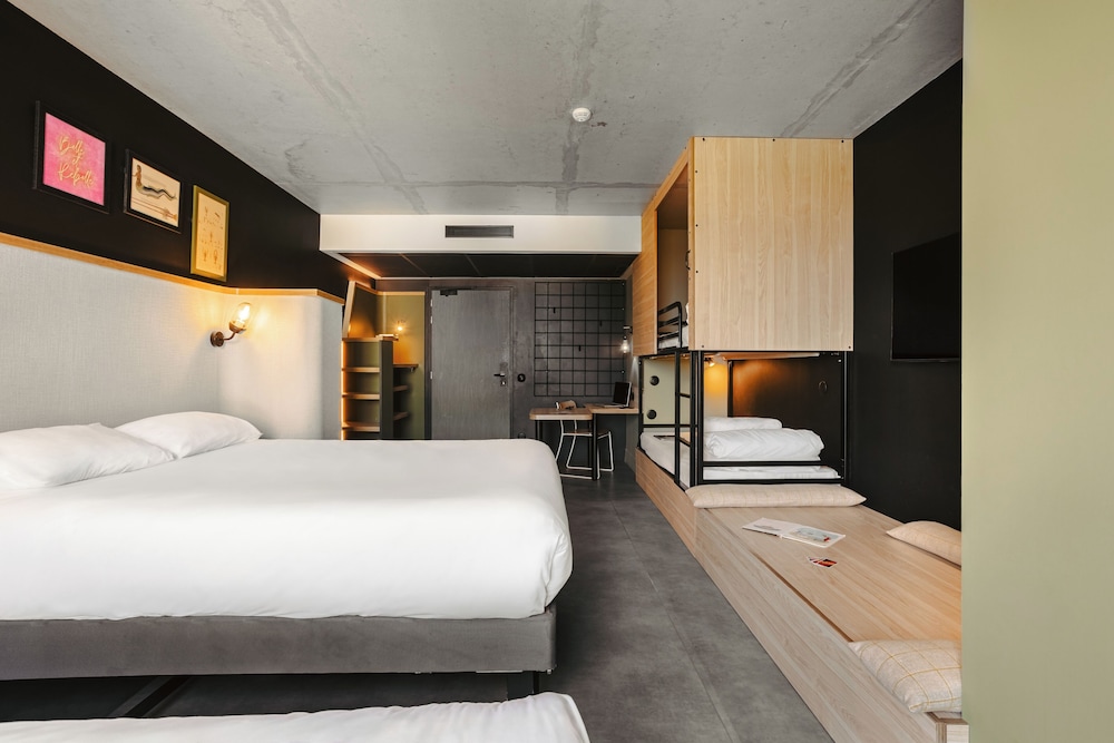 1 cama doble y 3 camas individuales. Ideal para huéspedes con limitaciones físicas del hotel ibis Styles La Rochelle Centre Gare. Foto 7