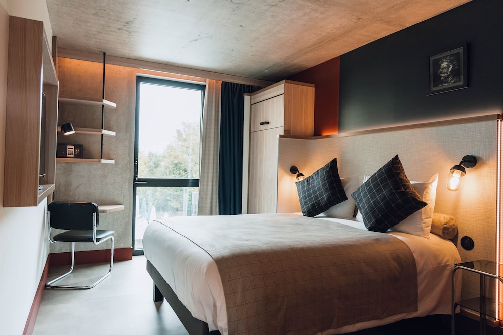Habitacion Standard con 1 cama doble y 1 cama individual del hotel ibis Styles La Rochelle Centre Gare. Foto 1