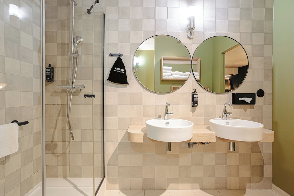 1 cama doble y 3 camas individuales. Ideal para huéspedes con limitaciones físicas del hotel ibis Styles La Rochelle Centre Gare. Foto 9