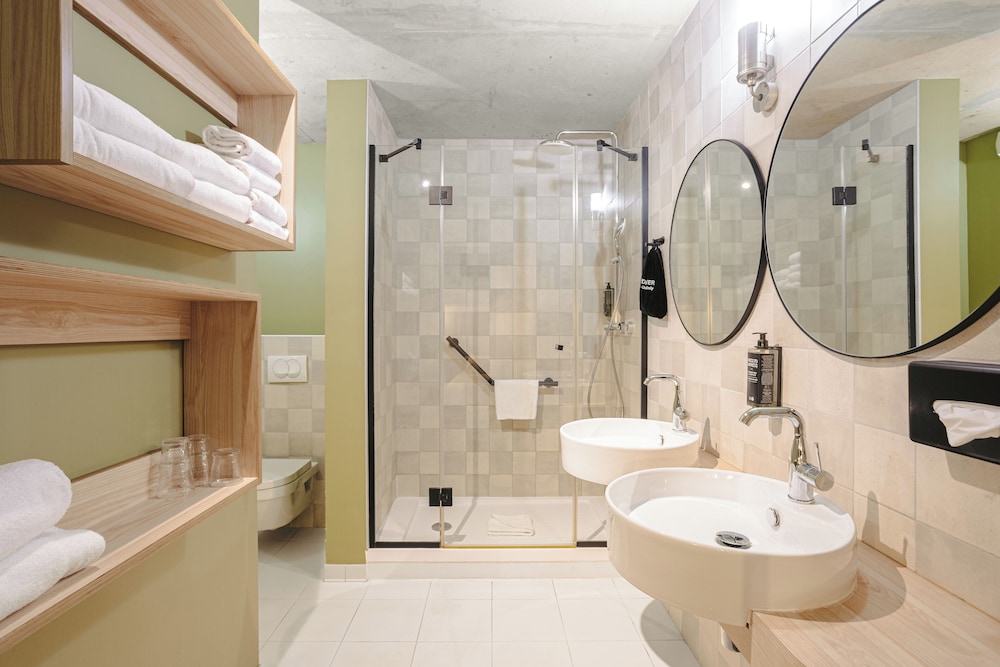 1 cama doble y 3 camas individuales. Ideal para huéspedes con limitaciones físicas del hotel ibis Styles La Rochelle Centre Gare. Foto 10