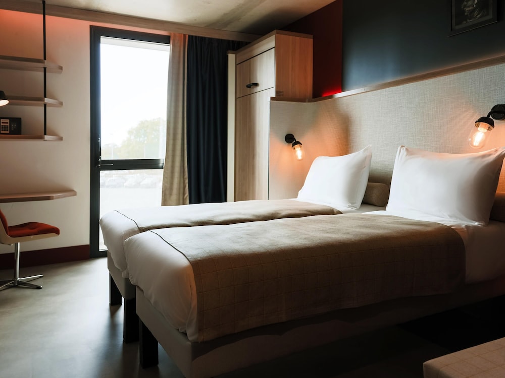 Habitación Pop con 3 camas individuales del hotel ibis Styles La Rochelle Centre Gare. Foto 1