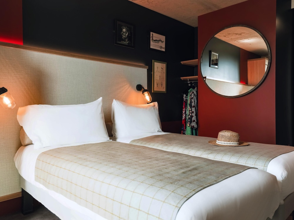 Habitación Pop con 3 camas individuales del hotel ibis Styles La Rochelle Centre Gare. Foto 2