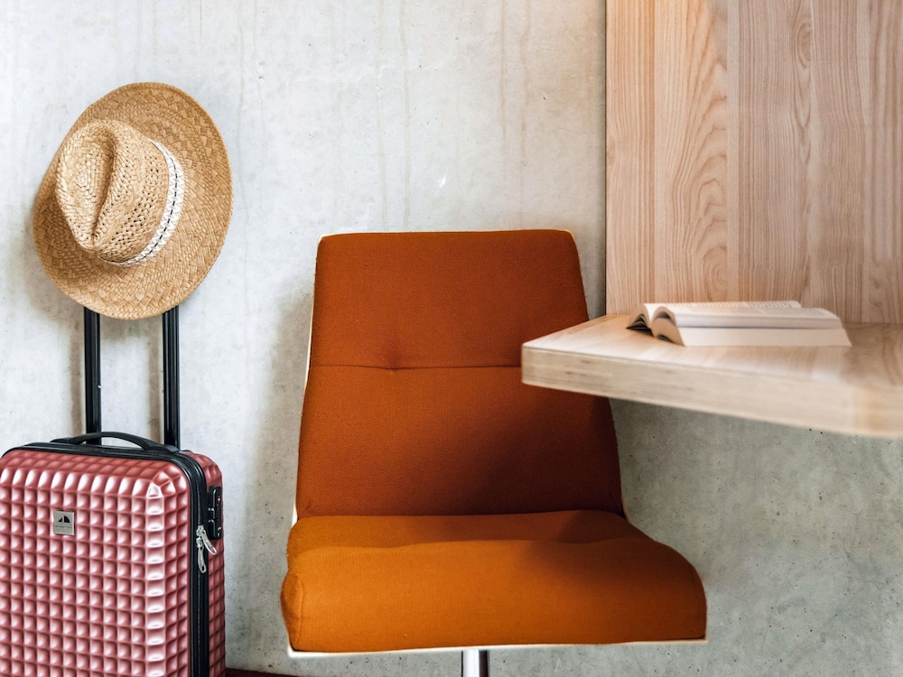Habitación Pop con 3 camas individuales del hotel ibis Styles La Rochelle Centre Gare. Foto 3