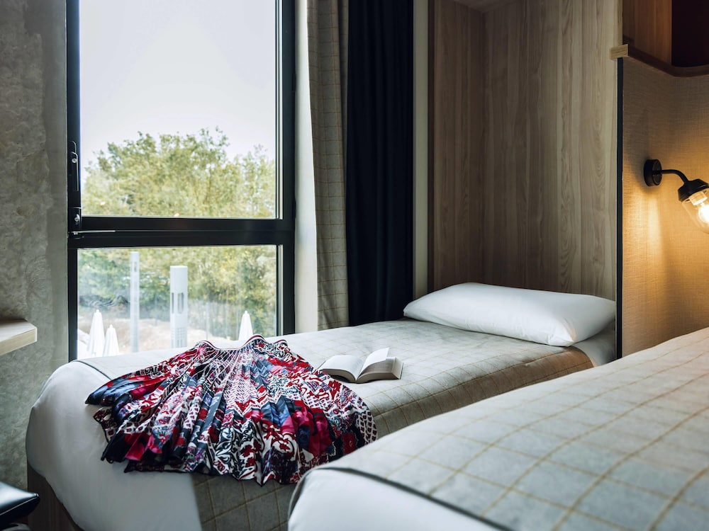Habitación Pop con 3 camas individuales del hotel ibis Styles La Rochelle Centre Gare. Foto 4