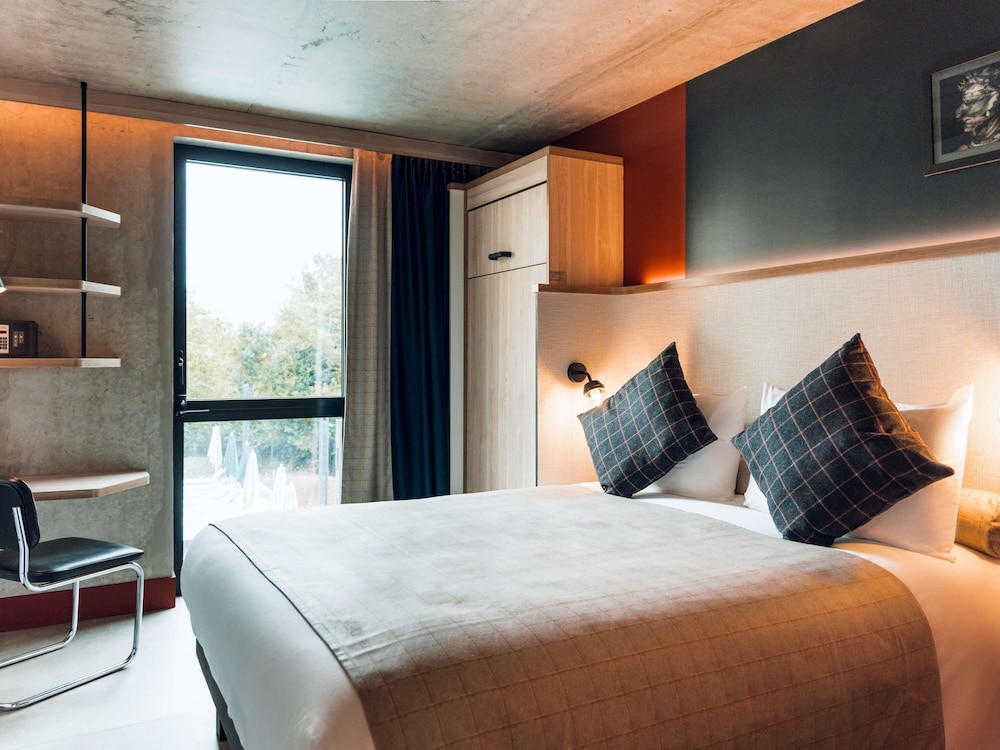 Habitación familiar con 1 cama doble y 2 camas individuales del hotel ibis Styles La Rochelle Centre Gare