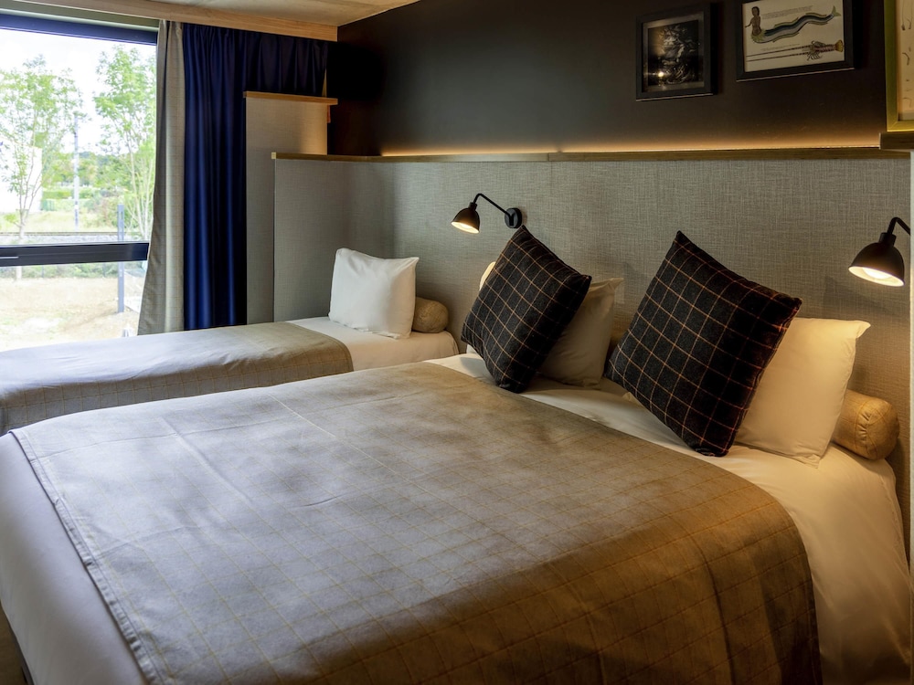1 cama doble y 3 camas individuales. Ideal para huéspedes con limitaciones físicas del hotel ibis Styles La Rochelle Centre Gare