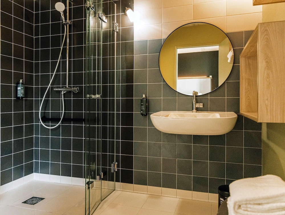 1 cama doble y 3 camas individuales. Ideal para huéspedes con limitaciones físicas del hotel ibis Styles La Rochelle Centre Gare. Foto 1