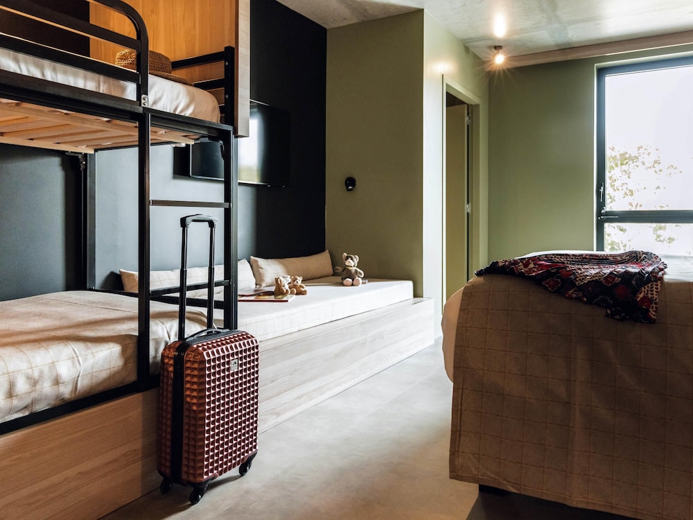 1 cama doble y 3 camas individuales. Ideal para huéspedes con limitaciones físicas del hotel ibis Styles La Rochelle Centre Gare. Foto 2