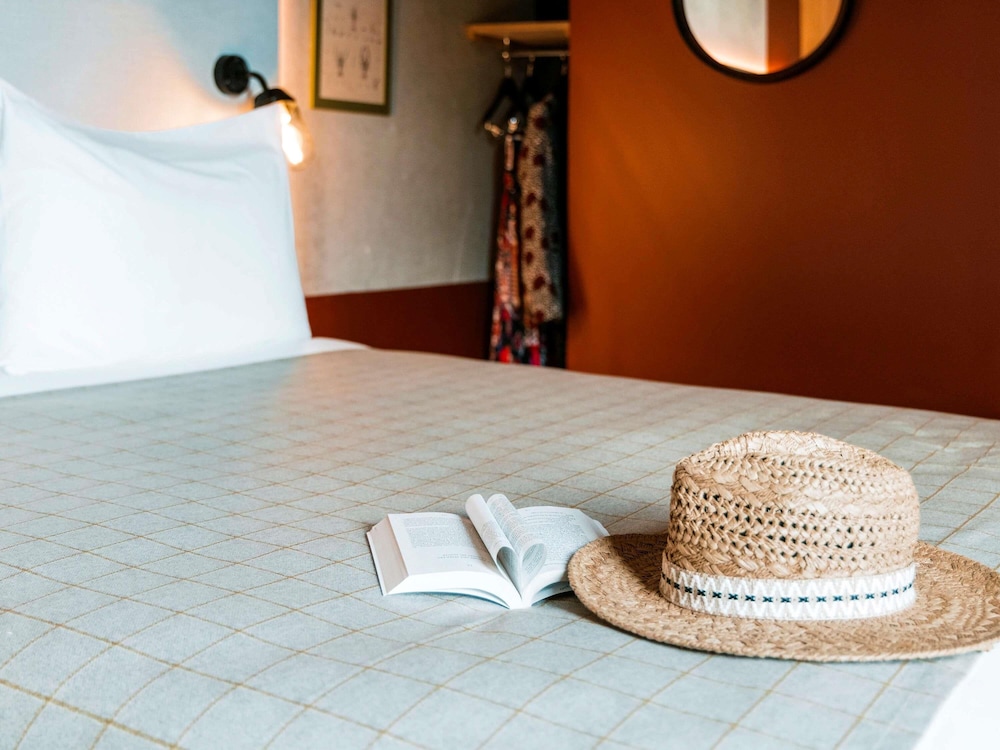 1 cama doble y 3 camas individuales. Ideal para huéspedes con limitaciones físicas del hotel ibis Styles La Rochelle Centre Gare. Foto 3