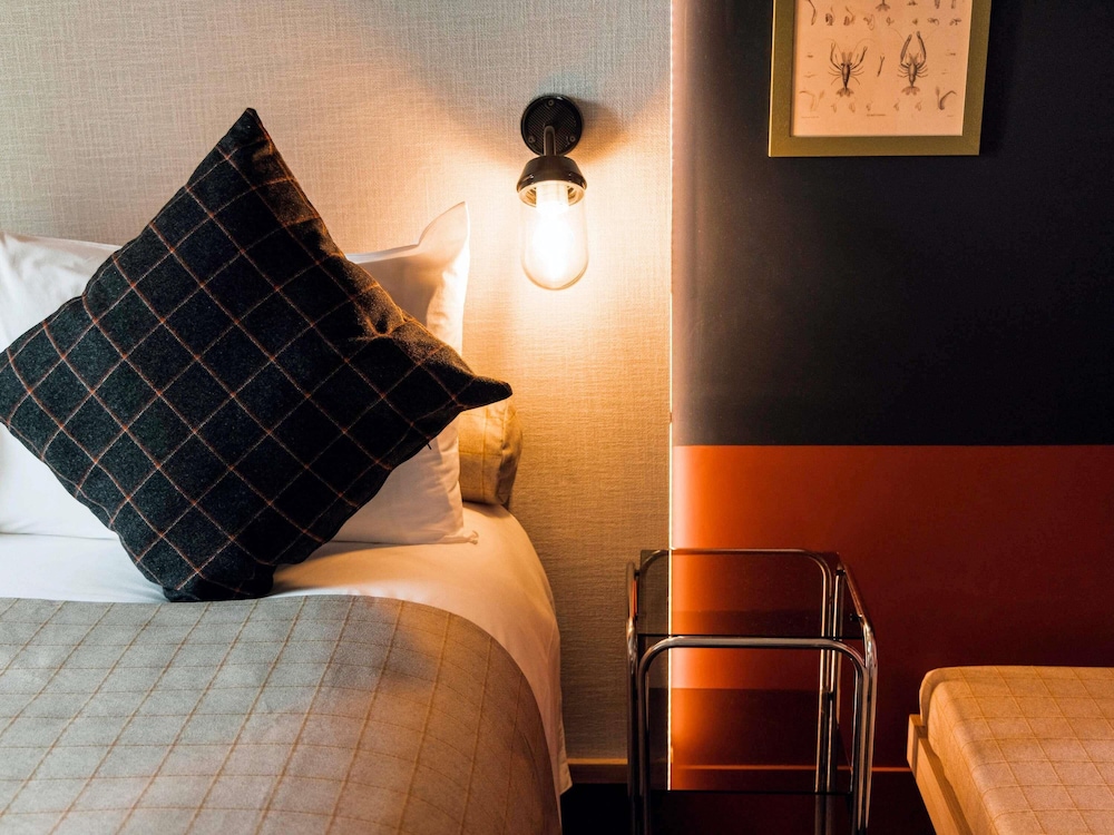 1 cama doble y 3 camas individuales. Ideal para huéspedes con limitaciones físicas del hotel ibis Styles La Rochelle Centre Gare. Foto 4