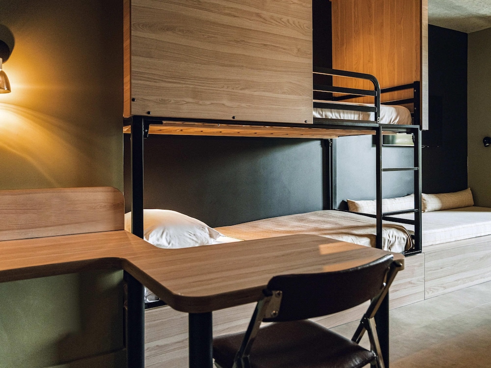1 cama doble y 3 camas individuales. Ideal para huéspedes con limitaciones físicas del hotel ibis Styles La Rochelle Centre Gare. Foto 5