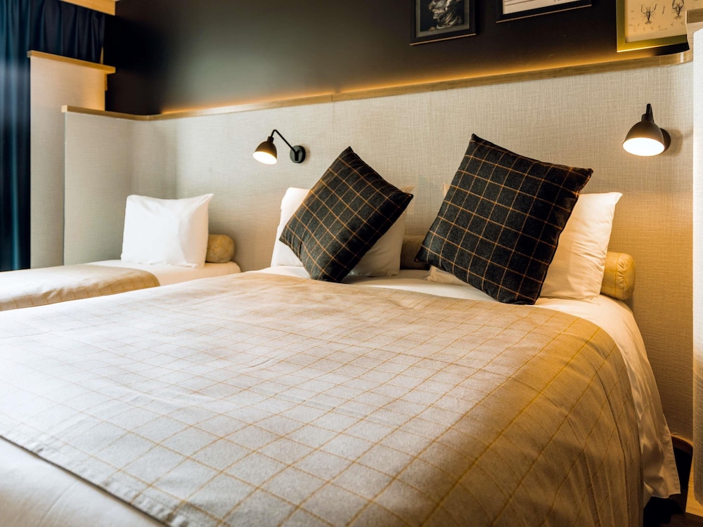 1 cama doble y 3 camas individuales. Ideal para huéspedes con limitaciones físicas del hotel ibis Styles La Rochelle Centre Gare. Foto 6