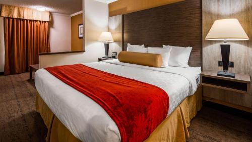 Suite con cama extragrande y sofá cama - No fumadores del hotel Best Western Galleria Inn and Suites