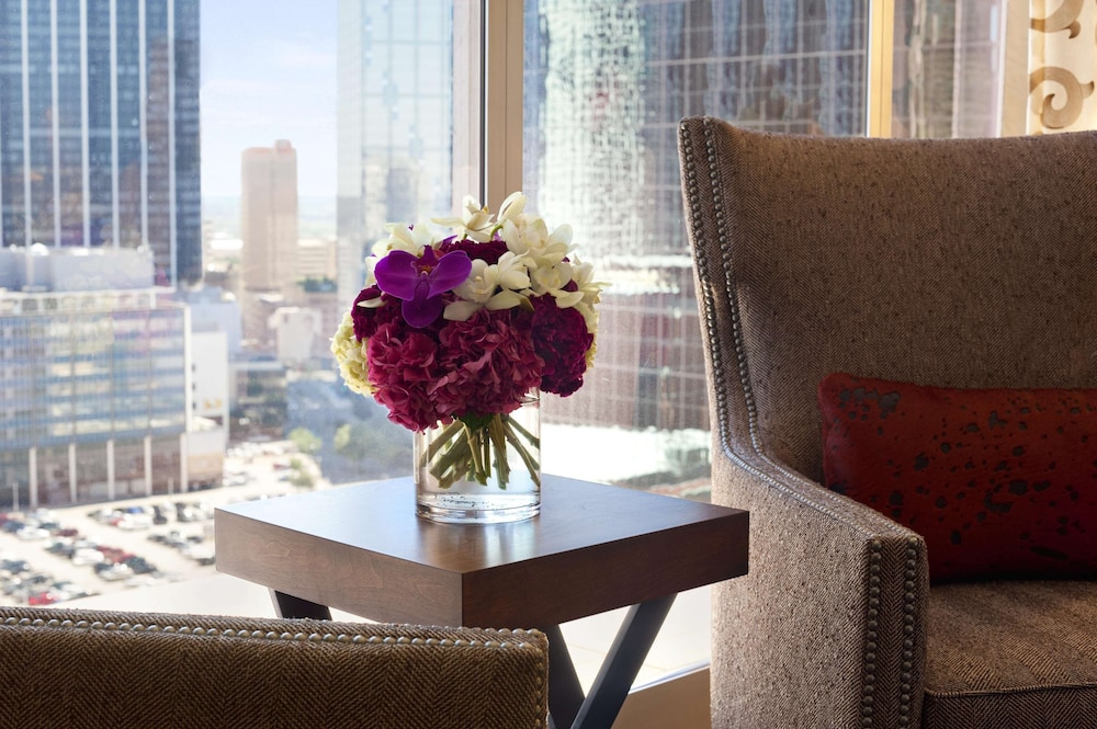 Suite junior, 2 camas de matrimonio, vistas a la ciudad (Sitting Area) del hotel Fairmont Dallas. Foto 2