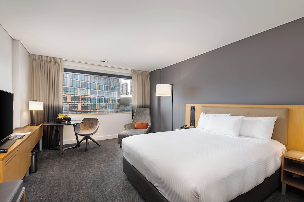 Habitación Deluxe, 1 cama Queen del hotel Novotel Sydney On Darling Harbour. Foto 1