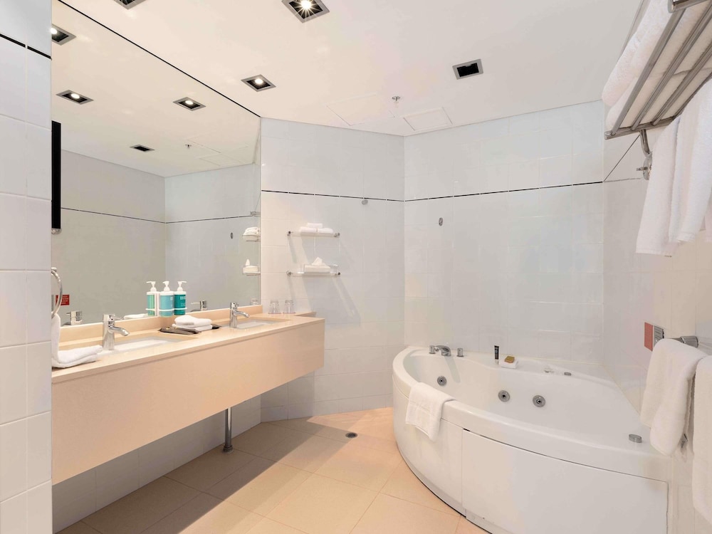 SUITE EJECUTIVA, 1 CAMA QUEEN del hotel Novotel Sydney On Darling Harbour. Foto 3