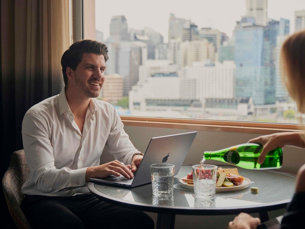 SUITE EJECUTIVA, 1 CAMA QUEEN del hotel Novotel Sydney On Darling Harbour. Foto 7
