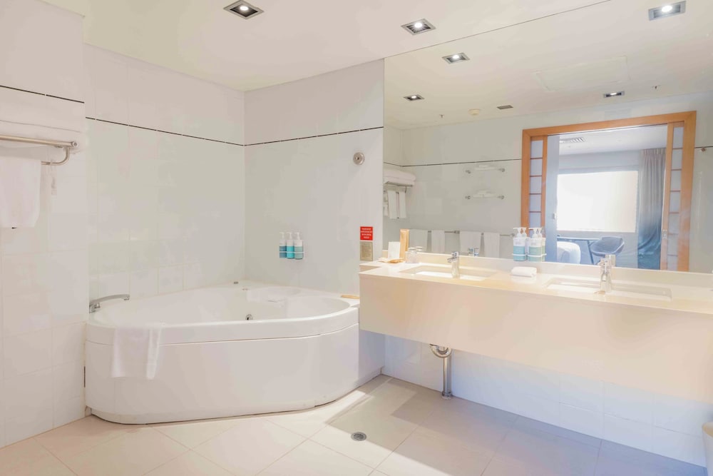 SUITE EJECUTIVA, 1 CAMA QUEEN del hotel Novotel Sydney On Darling Harbour. Foto 11