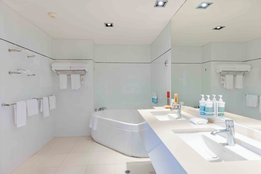 SUITE EJECUTIVA, 1 CAMA QUEEN del hotel Novotel Sydney On Darling Harbour. Foto 12