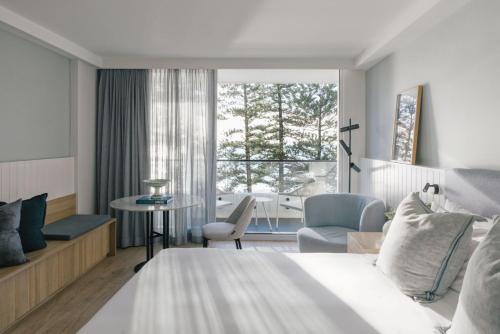 Habitación con cama extragrande y vistas al mar del hotel Manly Pacific Sydney Mgallery Collection