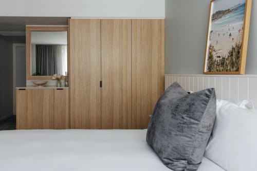 Atrio con cama extragrande del hotel Manly Pacific Sydney Mgallery Collection