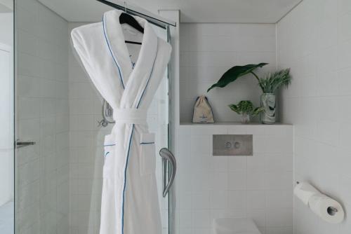 Atrio con cama extragrande del hotel Manly Pacific Sydney Mgallery Collection. Foto 2