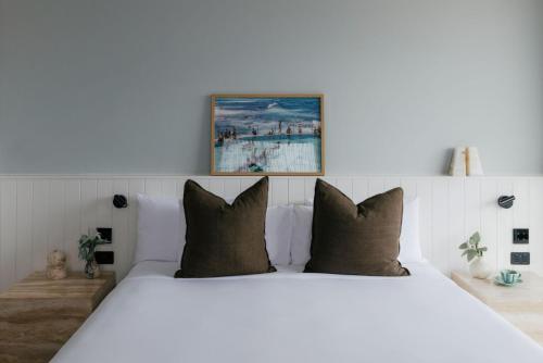 Atrio con cama extragrande del hotel Manly Pacific Sydney Mgallery Collection. Foto 3