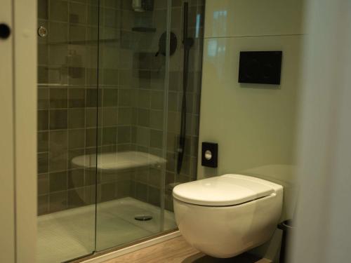 Suite Deluxe del hotel Ibis Styles Lisboa Aeroporto. Foto 3