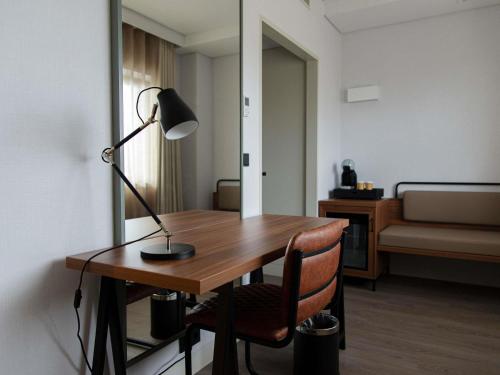 Suite Deluxe del hotel Ibis Styles Lisboa Aeroporto. Foto 3