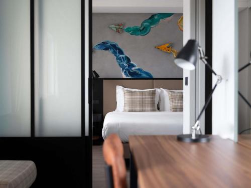 Suite Deluxe del hotel Ibis Styles Lisboa Aeroporto. Foto 7