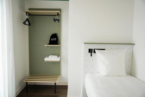 Habitación Estándar con cama individual del hotel and hotel All Suites Paris 13 Porte d'Italie. Foto 2