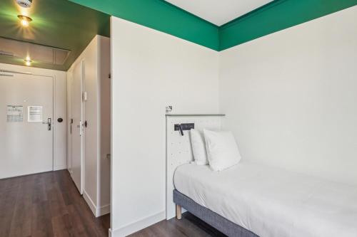 Habitación Estándar con cama individual del hotel and hotel All Suites Paris 13 Porte d'Italie. Foto 3
