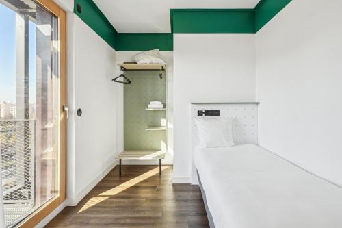 Habitación Estándar con cama individual del hotel and hotel All Suites Paris 13 Porte d'Italie. Foto 6